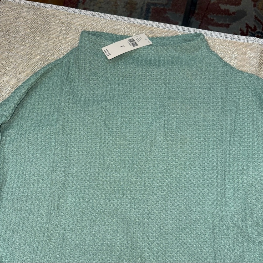 Elegant Green Turtleneck Sweater - Picture 2 of 7